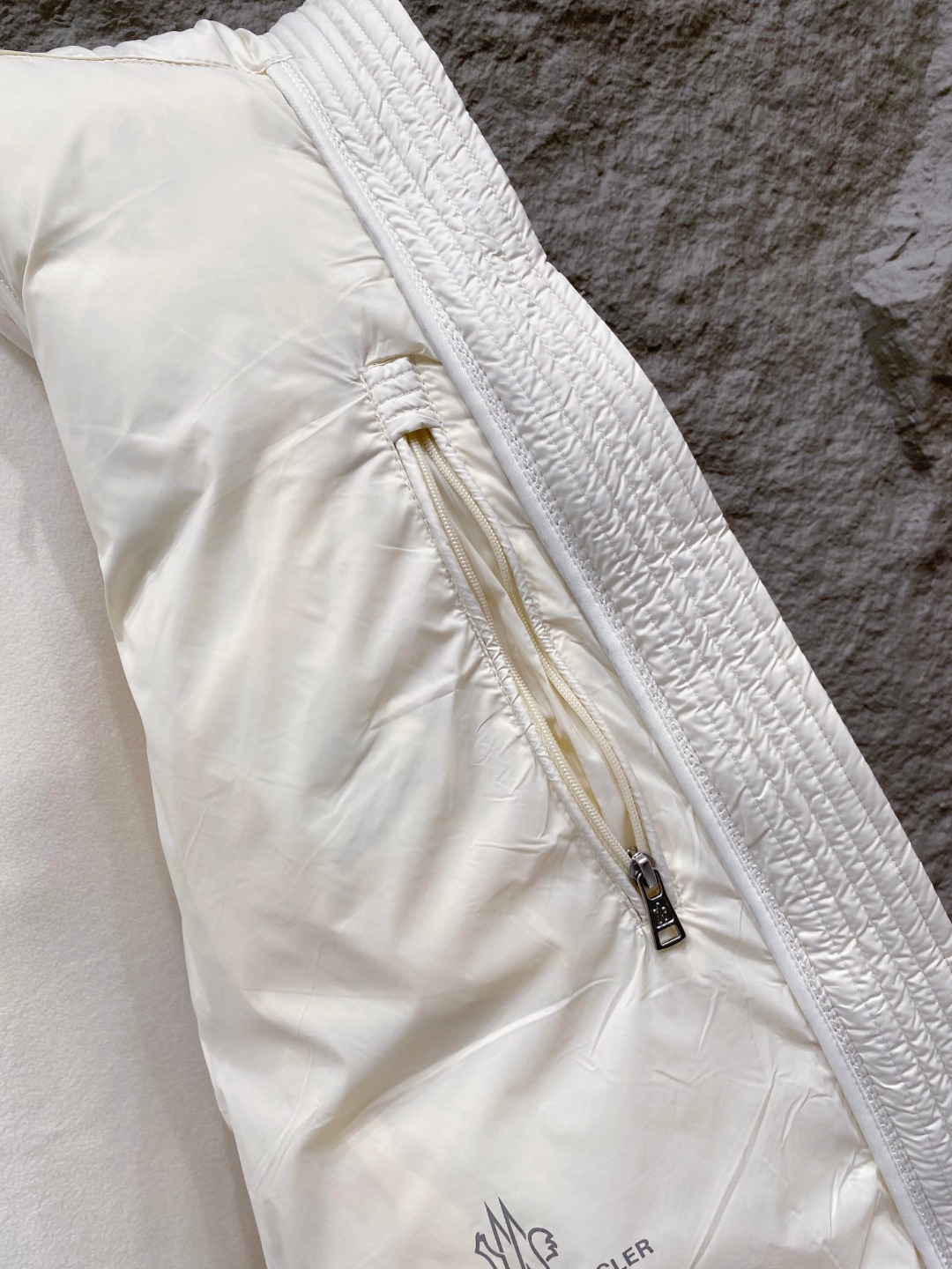 Moncler 蒙口 FW2025新款连帽拼羽绒夹克外套。经典款，一件难求。采用原版定制面料，正身充90