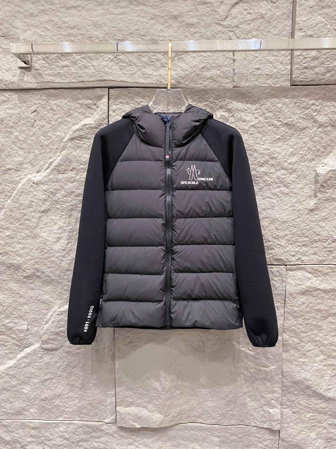 Moncler 蒙口 FW2025新款连帽拼羽绒夹克外套。经典款，一件难求。采用原版定制面料，正身充90
