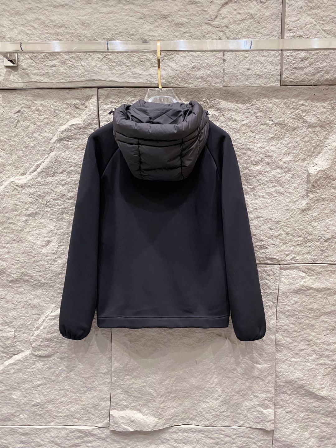 Moncler 蒙口 FW2025新款连帽拼羽绒夹克外套。经典款，一件难求。采用原版定制面料，正身充90