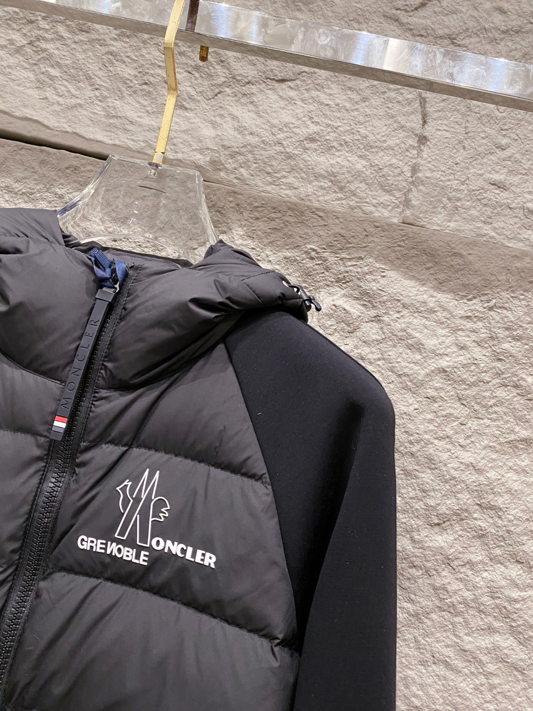 Moncler 蒙口 FW2025新款连帽拼羽绒夹克外套。经典款，一件难求。采用原版定制面料，正身充90