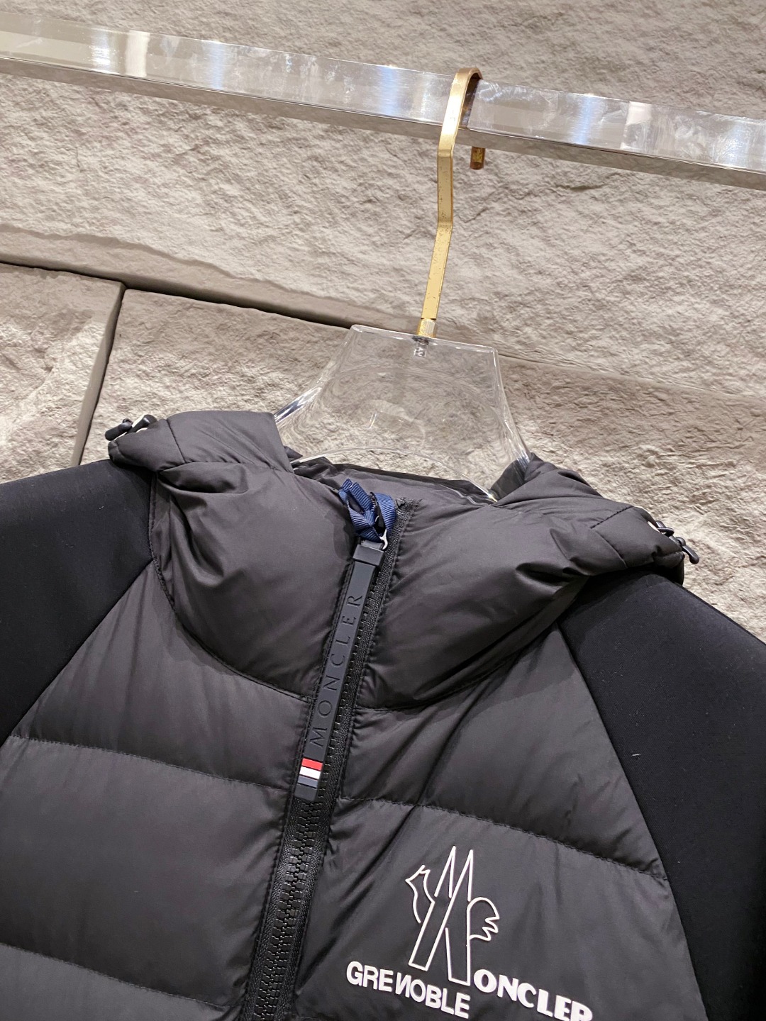 Moncler 蒙口 FW2025新款连帽拼羽绒夹克外套。经典款，一件难求。采用原版定制面料，正身充90