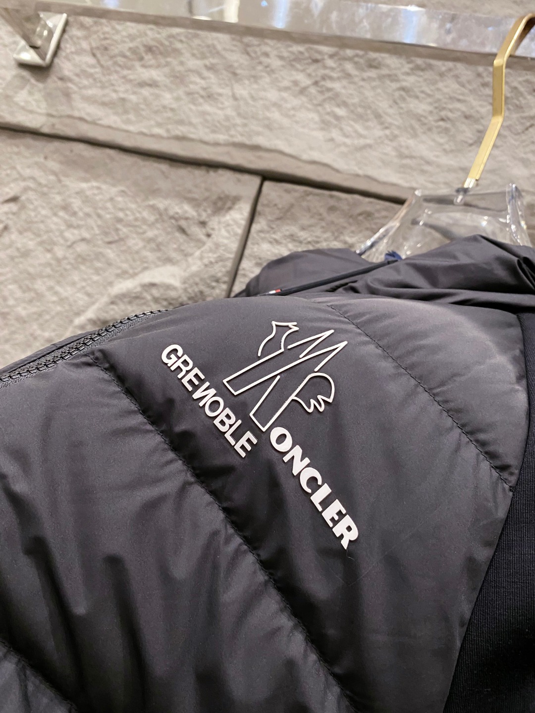 Moncler 蒙口 FW2025新款连帽拼羽绒夹克外套。经典款，一件难求。采用原版定制面料，正身充90