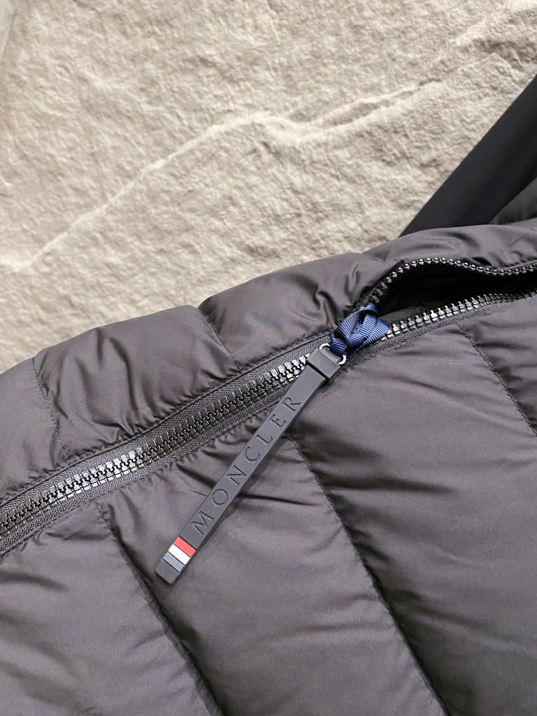 Moncler 蒙口 FW2025新款连帽拼羽绒夹克外套。经典款，一件难求。采用原版定制面料，正身充90