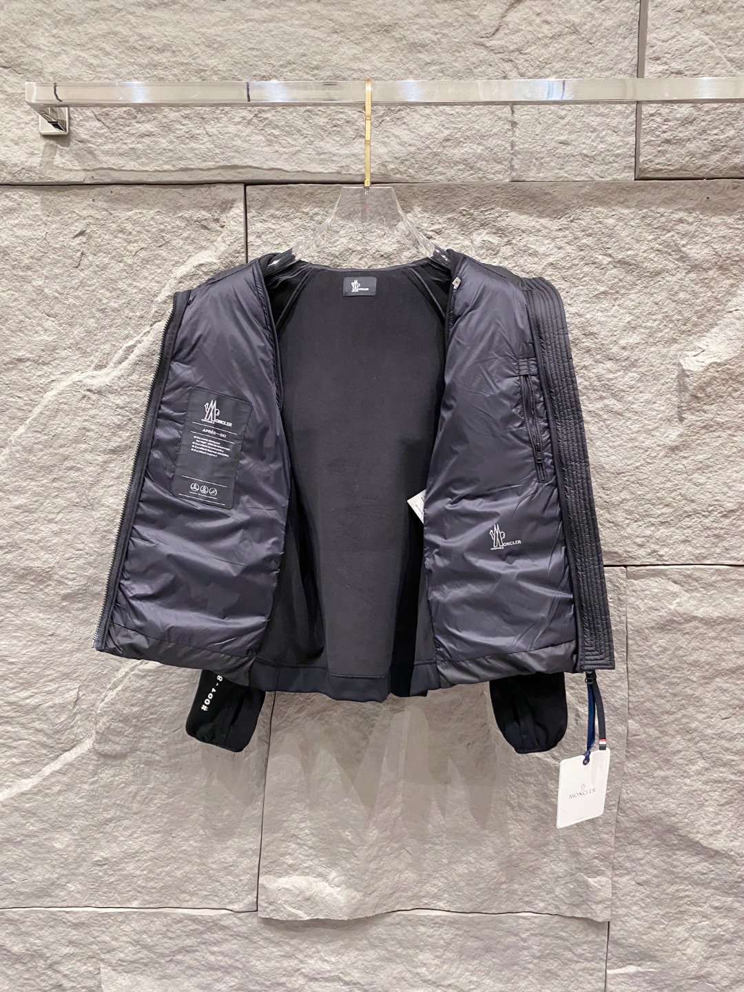 Moncler 蒙口 FW2025新款连帽拼羽绒夹克外套。经典款，一件难求。采用原版定制面料，正身充90