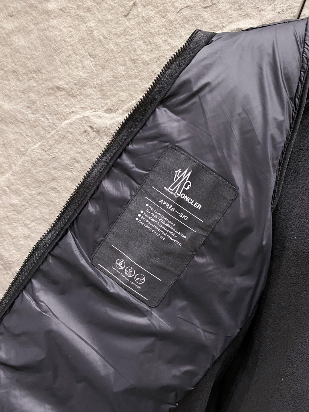 Moncler 蒙口 FW2025新款连帽拼羽绒夹克外套。经典款，一件难求。采用原版定制面料，正身充90