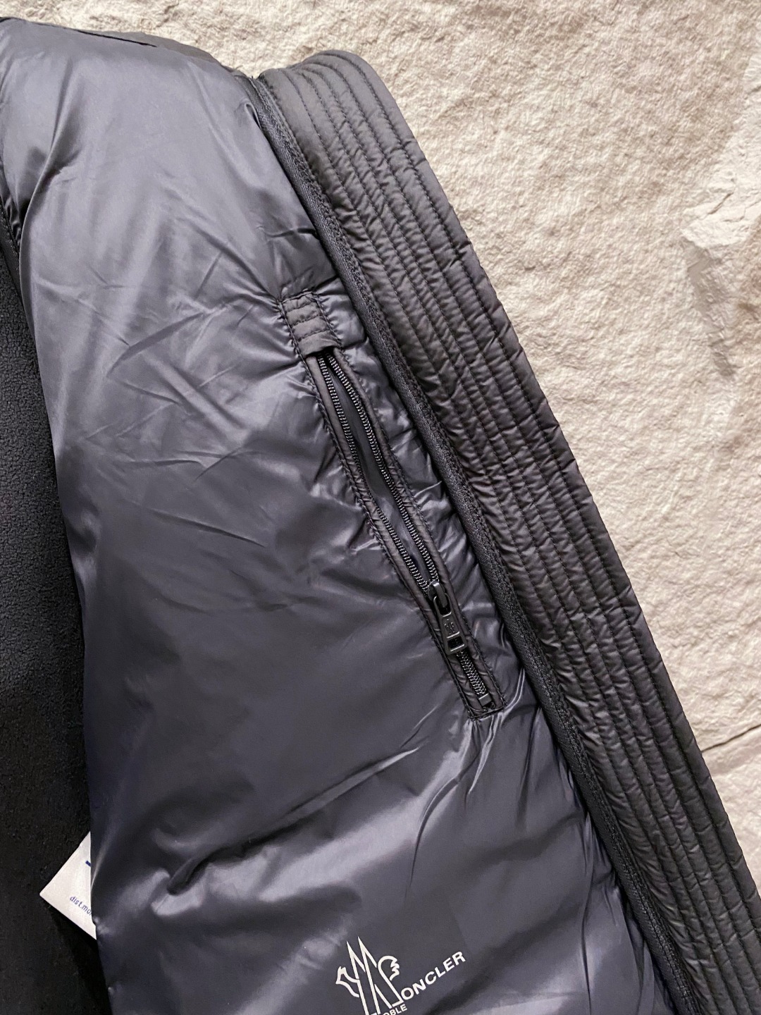 Moncler 蒙口 FW2025新款连帽拼羽绒夹克外套。经典款，一件难求。采用原版定制面料，正身充90