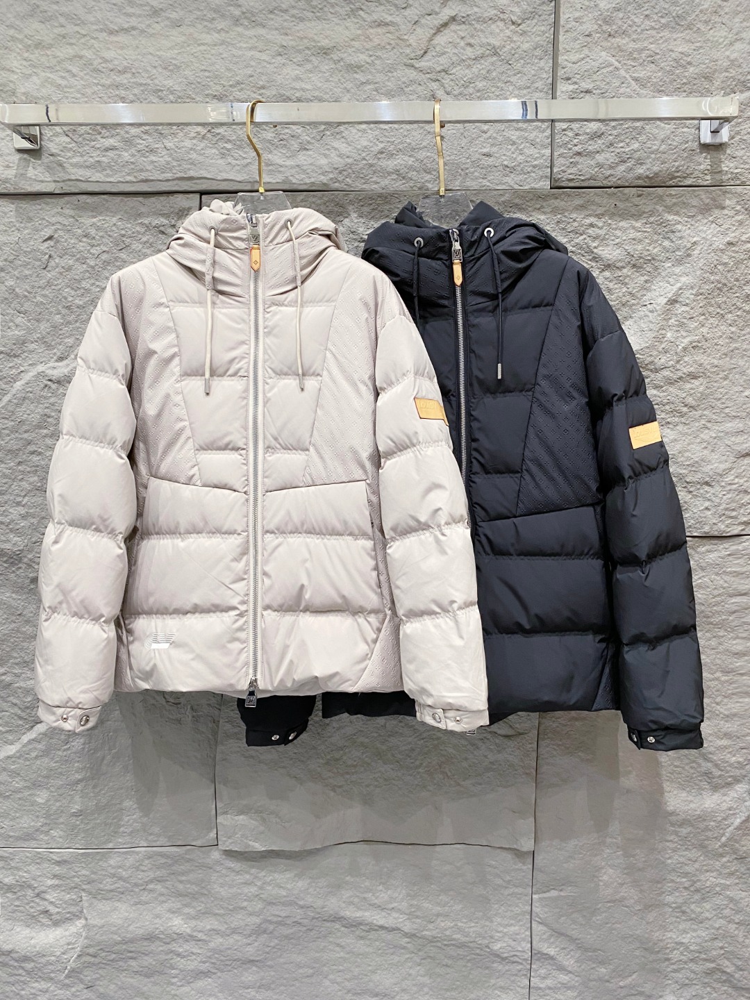 LOUIS*VUITTON 路易威登 FW2025秋冬新款羽绒服，Lv徽标压花钢印老花拼接连帽璀璨登场，