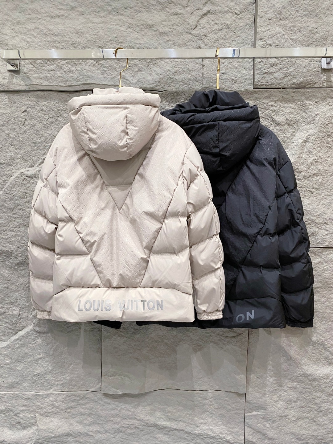 LOUIS*VUITTON 路易威登 FW2025秋冬新款羽绒服，Lv徽标压花钢印老花拼接连帽璀璨登场，