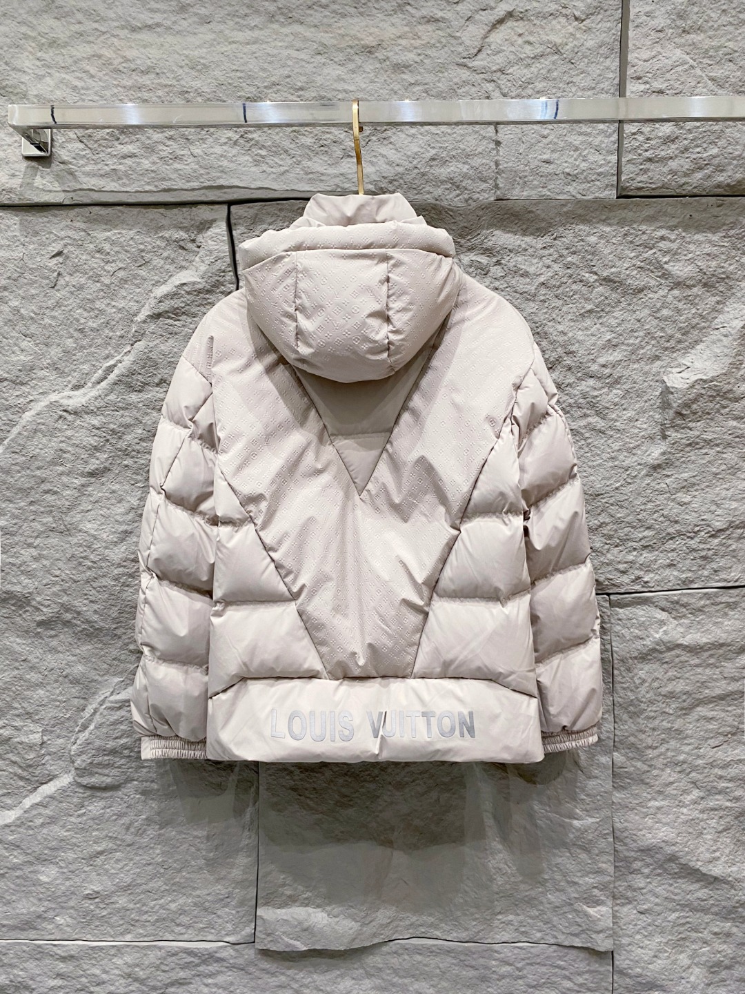 LOUIS*VUITTON 路易威登 FW2025秋冬新款羽绒服，Lv徽标压花钢印老花拼接连帽璀璨登场，