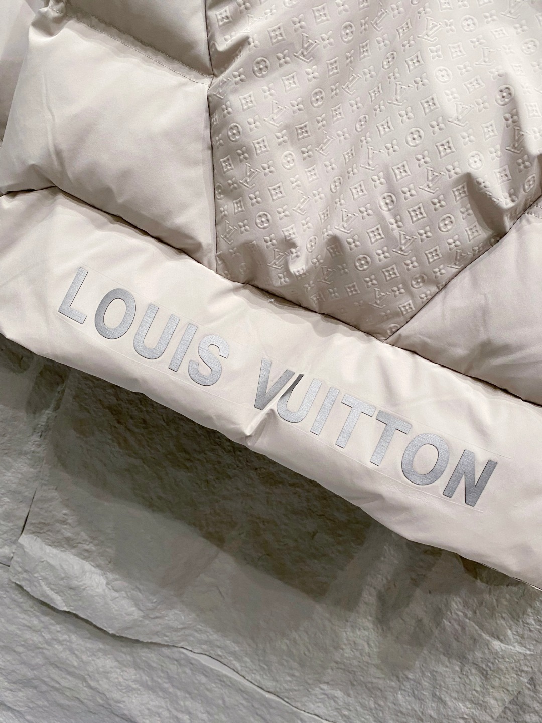 LOUIS*VUITTON 路易威登 FW2025秋冬新款羽绒服，Lv徽标压花钢印老花拼接连帽璀璨登场，