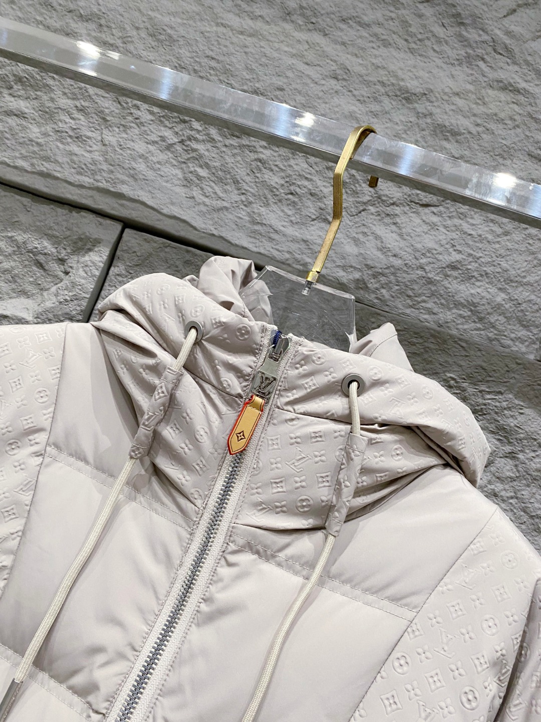 LOUIS*VUITTON 路易威登 FW2025秋冬新款羽绒服，Lv徽标压花钢印老花拼接连帽璀璨登场，