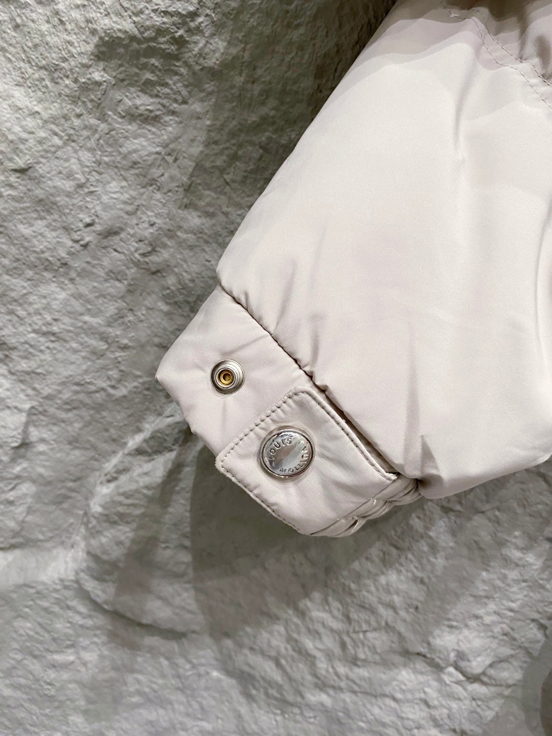 LOUIS*VUITTON 路易威登 FW2025秋冬新款羽绒服，Lv徽标压花钢印老花拼接连帽璀璨登场，