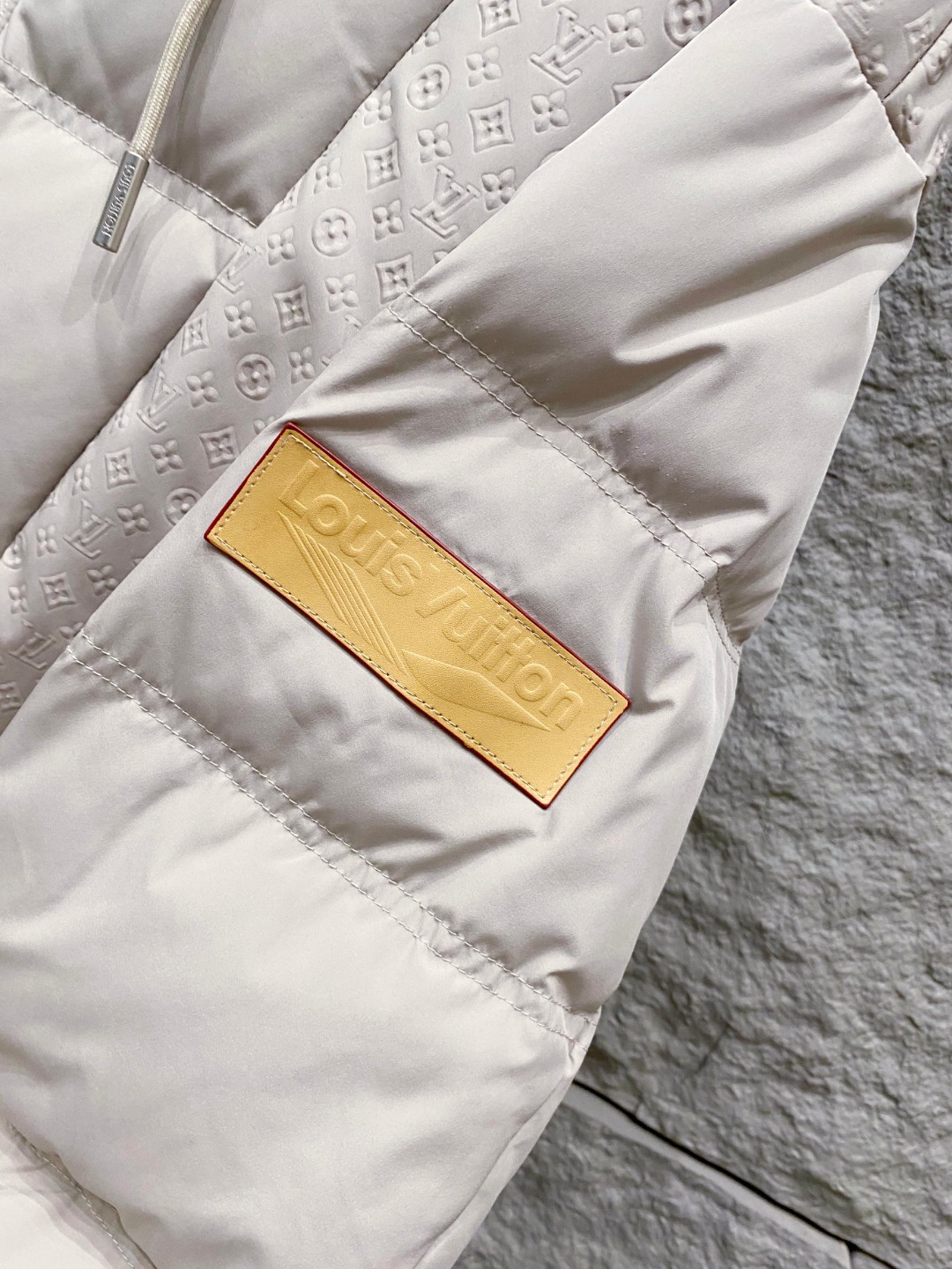 LOUIS*VUITTON 路易威登 FW2025秋冬新款羽绒服，Lv徽标压花钢印老花拼接连帽璀璨登场，