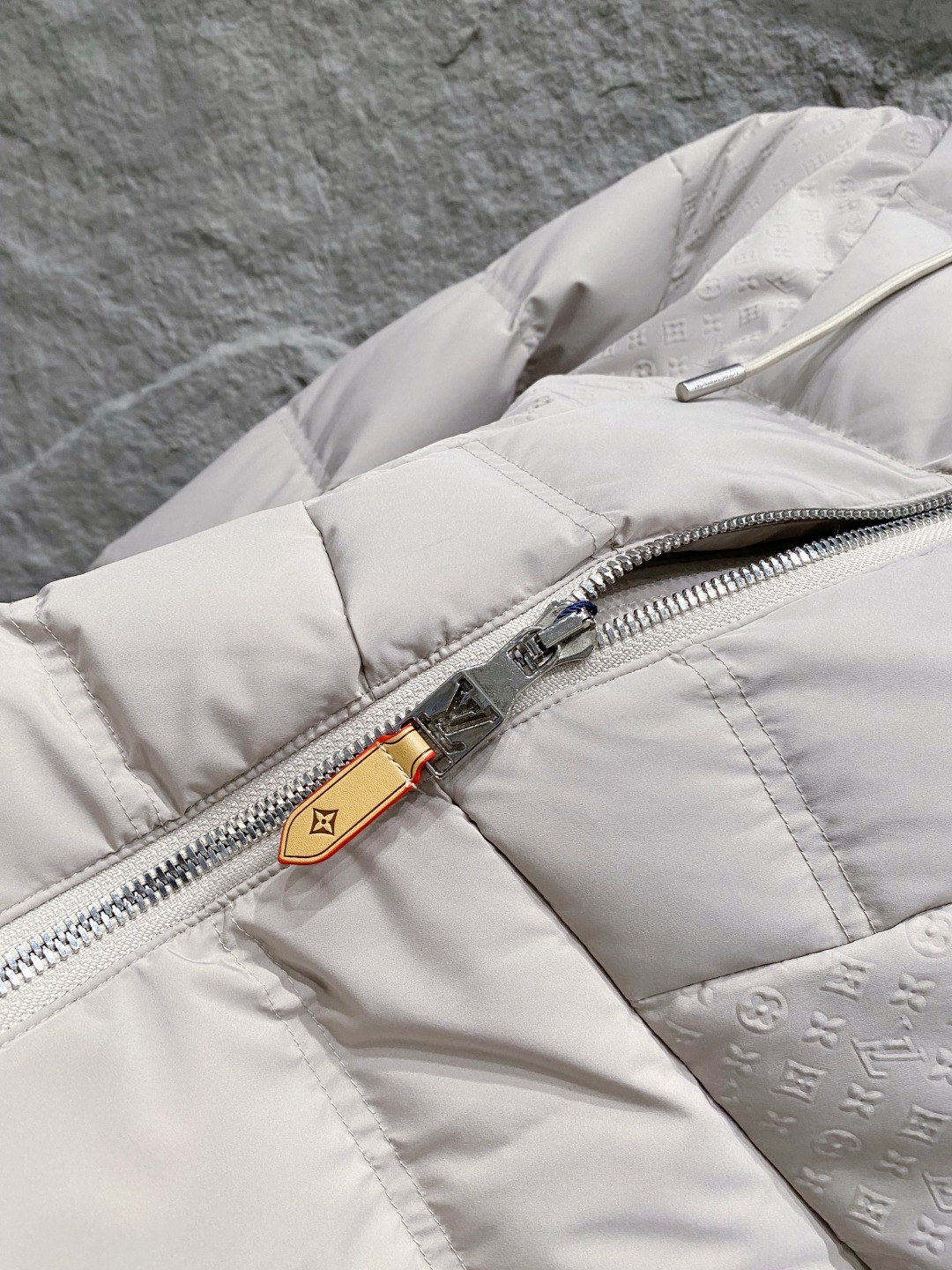 LOUIS*VUITTON 路易威登 FW2025秋冬新款羽绒服，Lv徽标压花钢印老花拼接连帽璀璨登场，