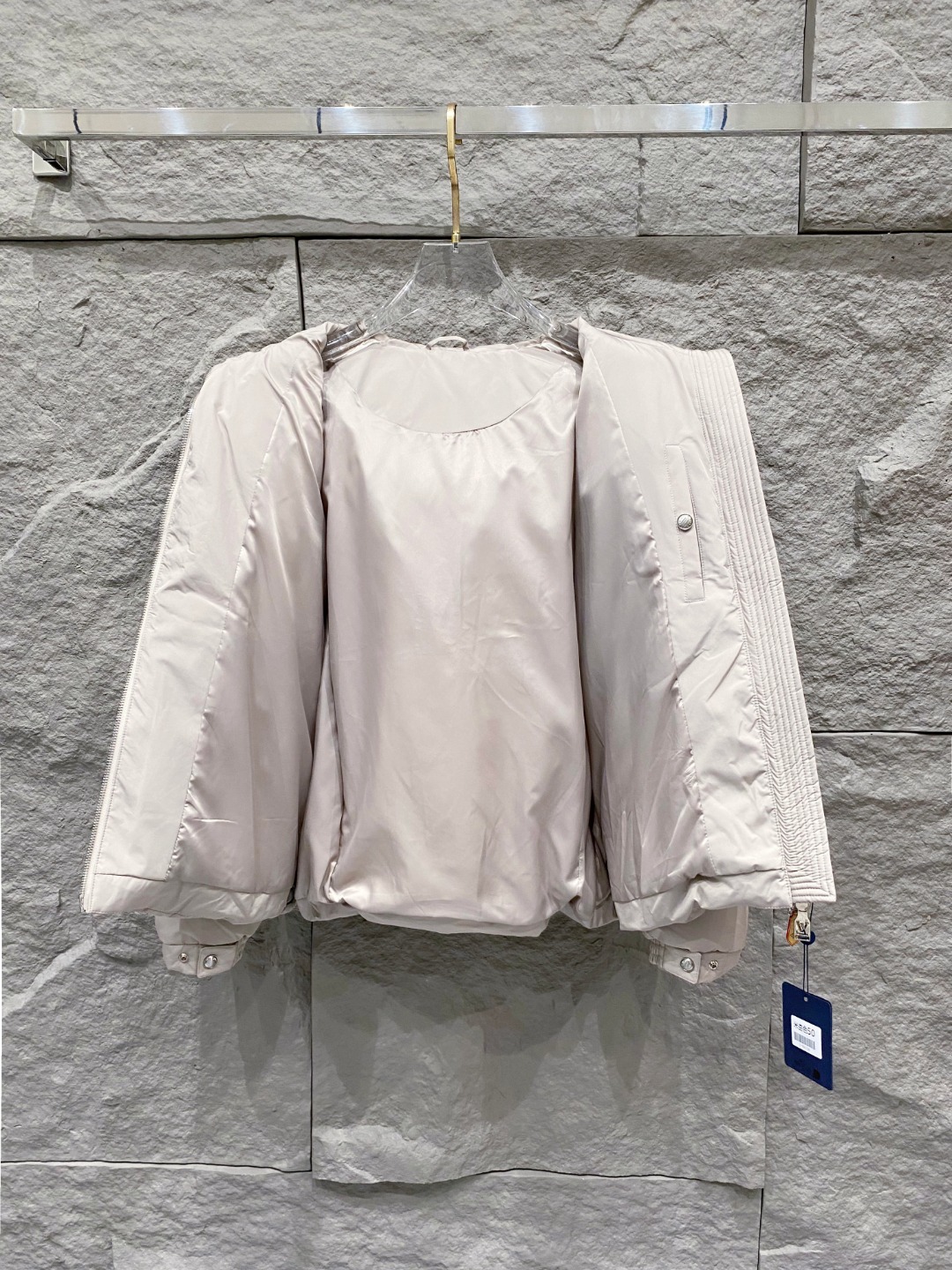 LOUIS*VUITTON 路易威登 FW2025秋冬新款羽绒服，Lv徽标压花钢印老花拼接连帽璀璨登场，