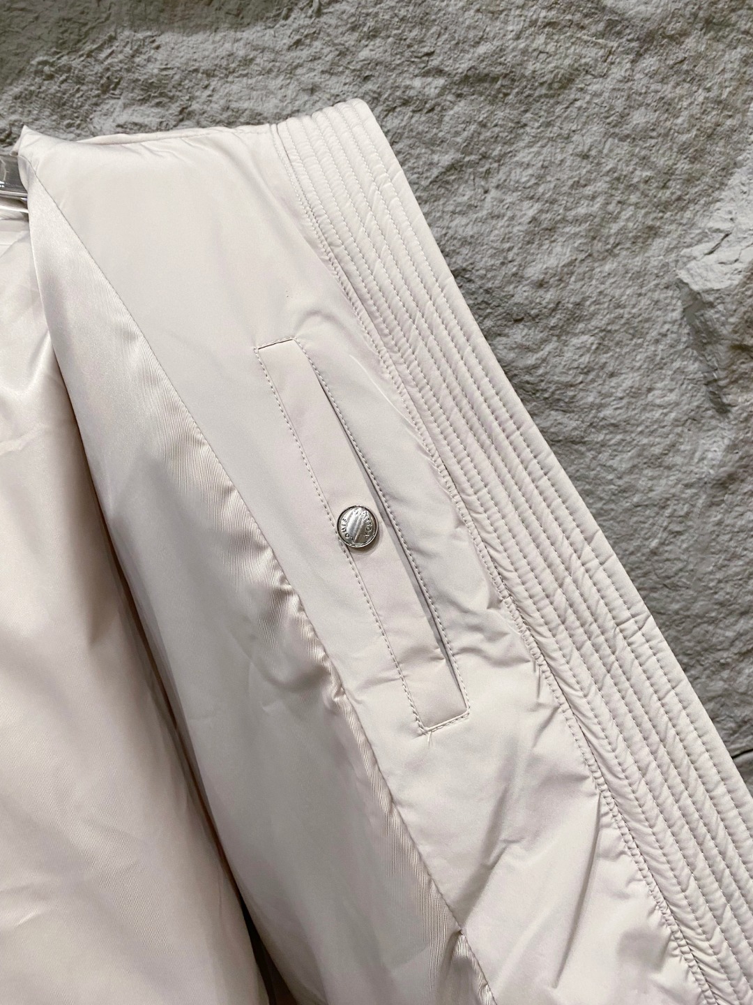 LOUIS*VUITTON 路易威登 FW2025秋冬新款羽绒服，Lv徽标压花钢印老花拼接连帽璀璨登场，