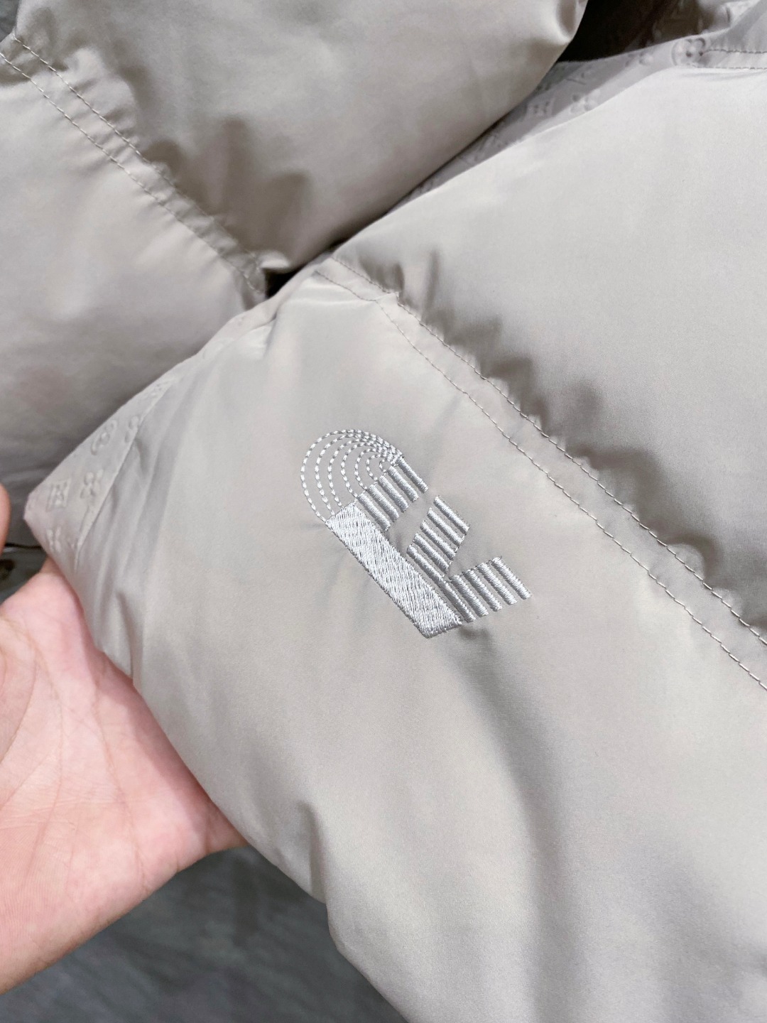 LOUIS*VUITTON 路易威登 FW2025秋冬新款羽绒服，Lv徽标压花钢印老花拼接连帽璀璨登场，