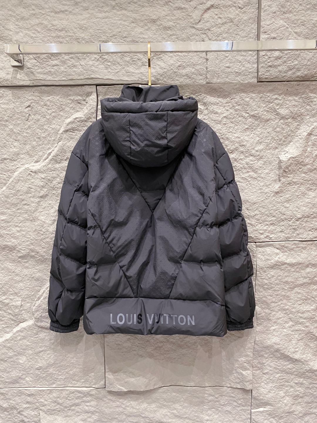 LOUIS*VUITTON 路易威登 FW2025秋冬新款羽绒服，Lv徽标压花钢印老花拼接连帽璀璨登场，