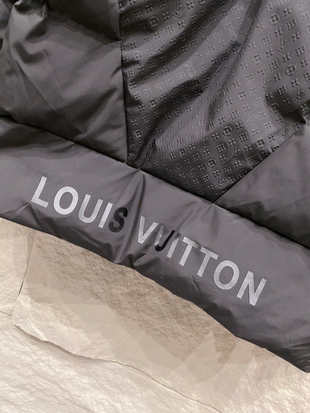 LOUIS*VUITTON 路易威登 FW2025秋冬新款羽绒服，Lv徽标压花钢印老花拼接连帽璀璨登场，