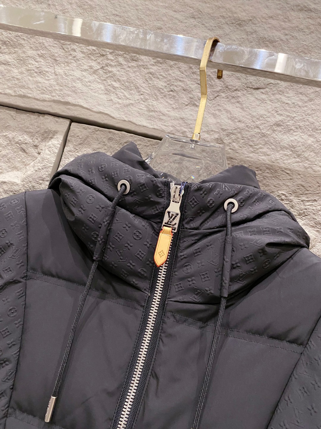 LOUIS*VUITTON 路易威登 FW2025秋冬新款羽绒服，Lv徽标压花钢印老花拼接连帽璀璨登场，