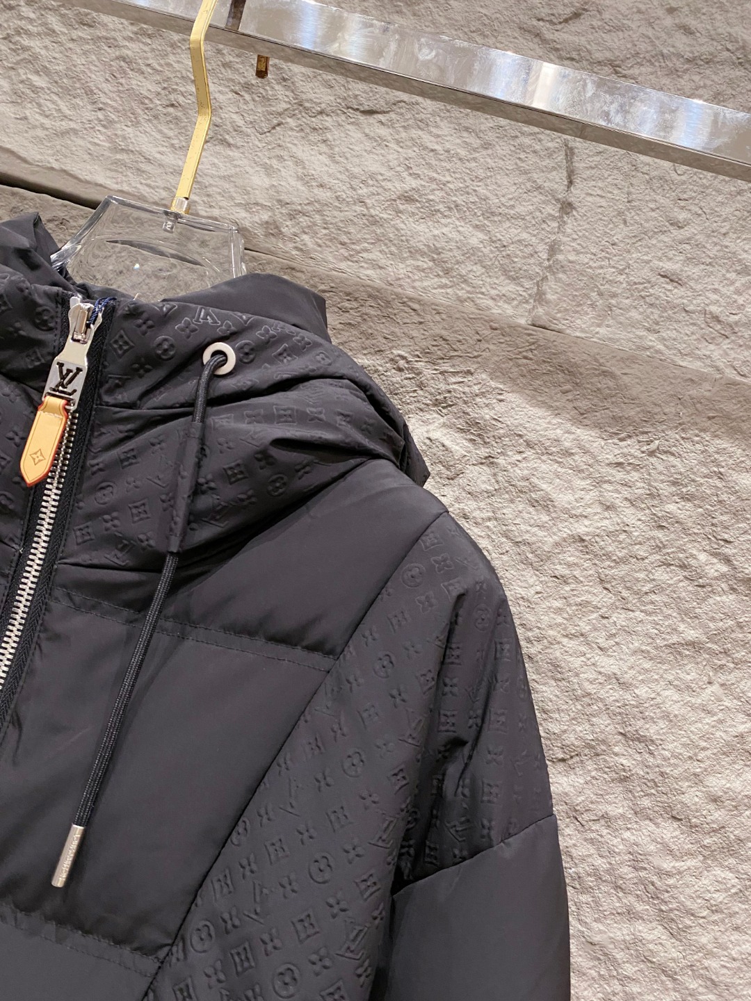 LOUIS*VUITTON 路易威登 FW2025秋冬新款羽绒服，Lv徽标压花钢印老花拼接连帽璀璨登场，