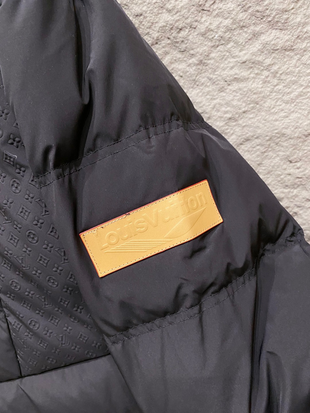 LOUIS*VUITTON 路易威登 FW2025秋冬新款羽绒服，Lv徽标压花钢印老花拼接连帽璀璨登场，