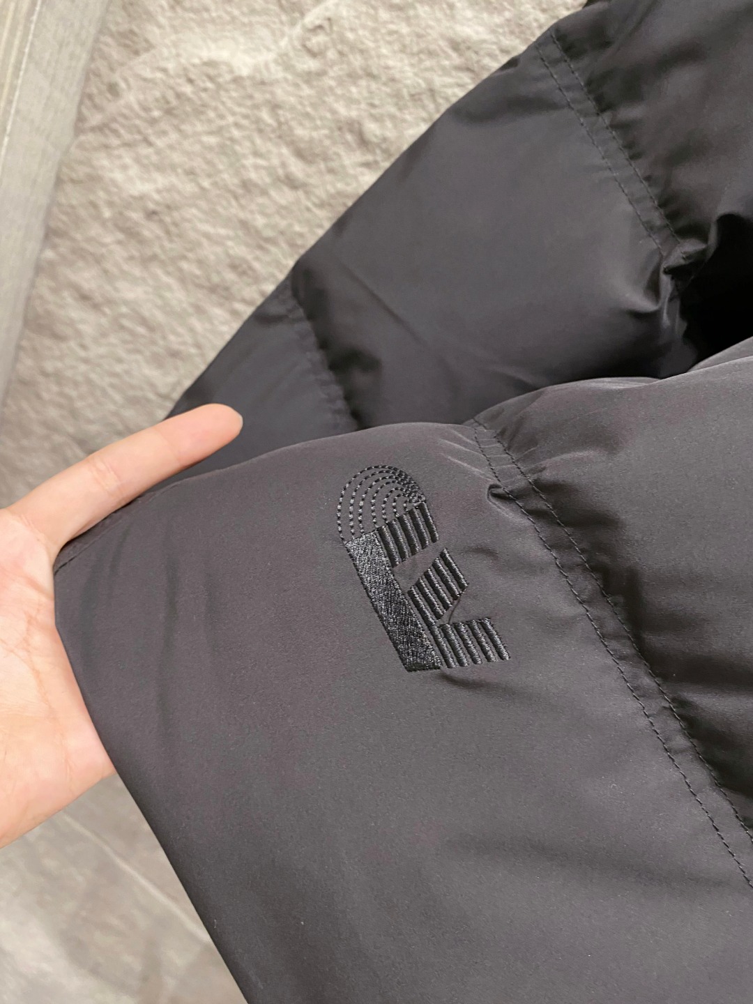 LOUIS*VUITTON 路易威登 FW2025秋冬新款羽绒服，Lv徽标压花钢印老花拼接连帽璀璨登场，