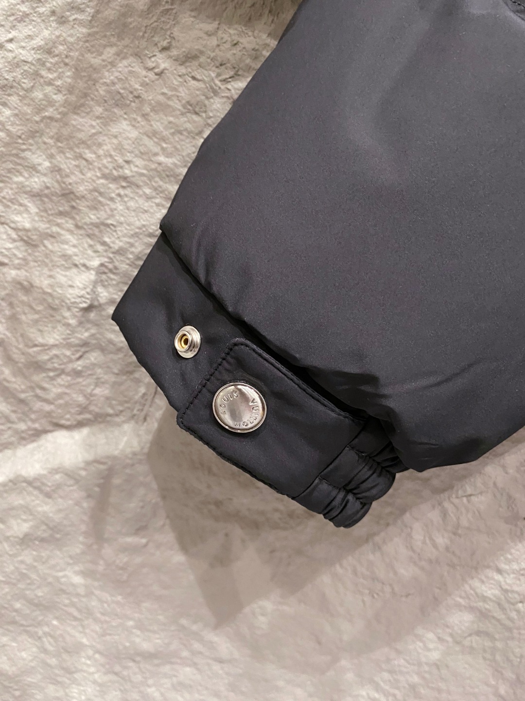 LOUIS*VUITTON 路易威登 FW2025秋冬新款羽绒服，Lv徽标压花钢印老花拼接连帽璀璨登场，