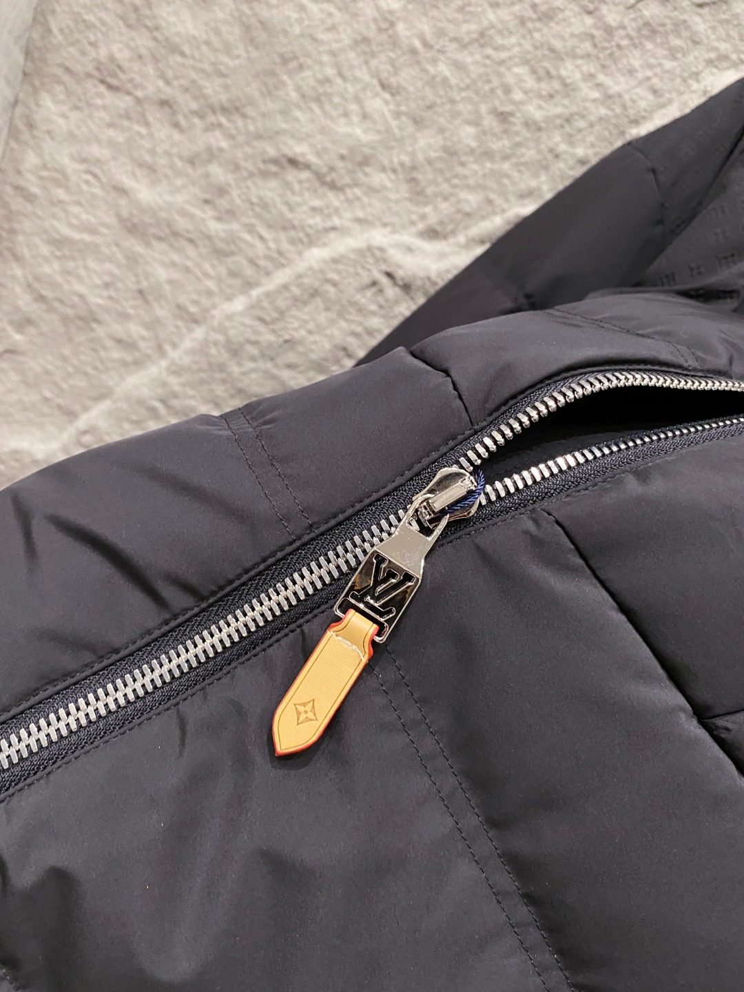 LOUIS*VUITTON 路易威登 FW2025秋冬新款羽绒服，Lv徽标压花钢印老花拼接连帽璀璨登场，