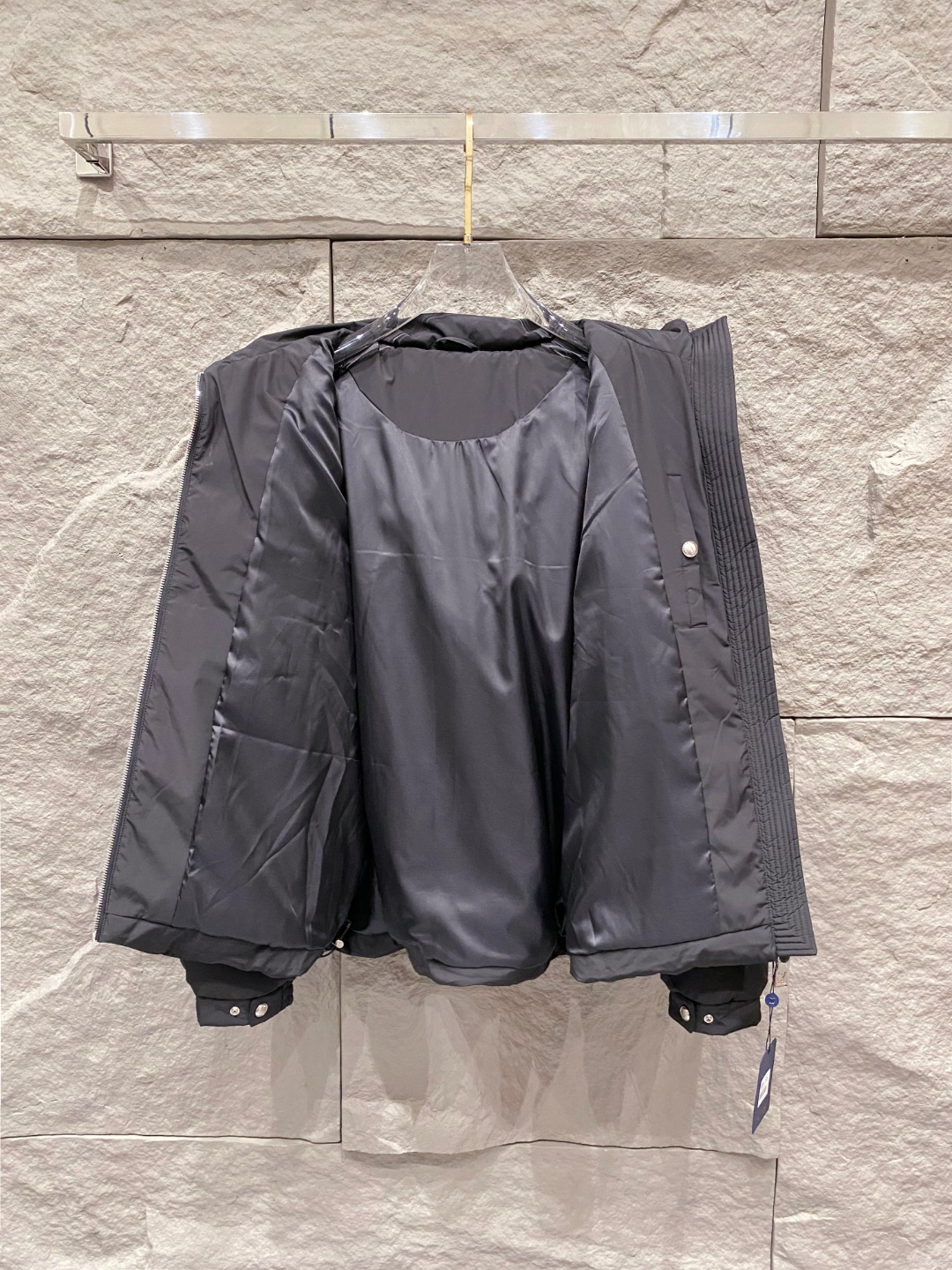 LOUIS*VUITTON 路易威登 FW2025秋冬新款羽绒服，Lv徽标压花钢印老花拼接连帽璀璨登场，