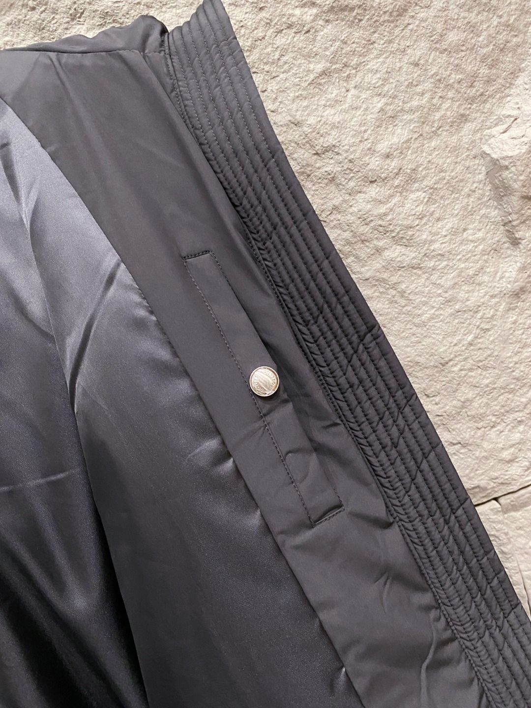 LOUIS*VUITTON 路易威登 FW2025秋冬新款羽绒服，Lv徽标压花钢印老花拼接连帽璀璨登场，