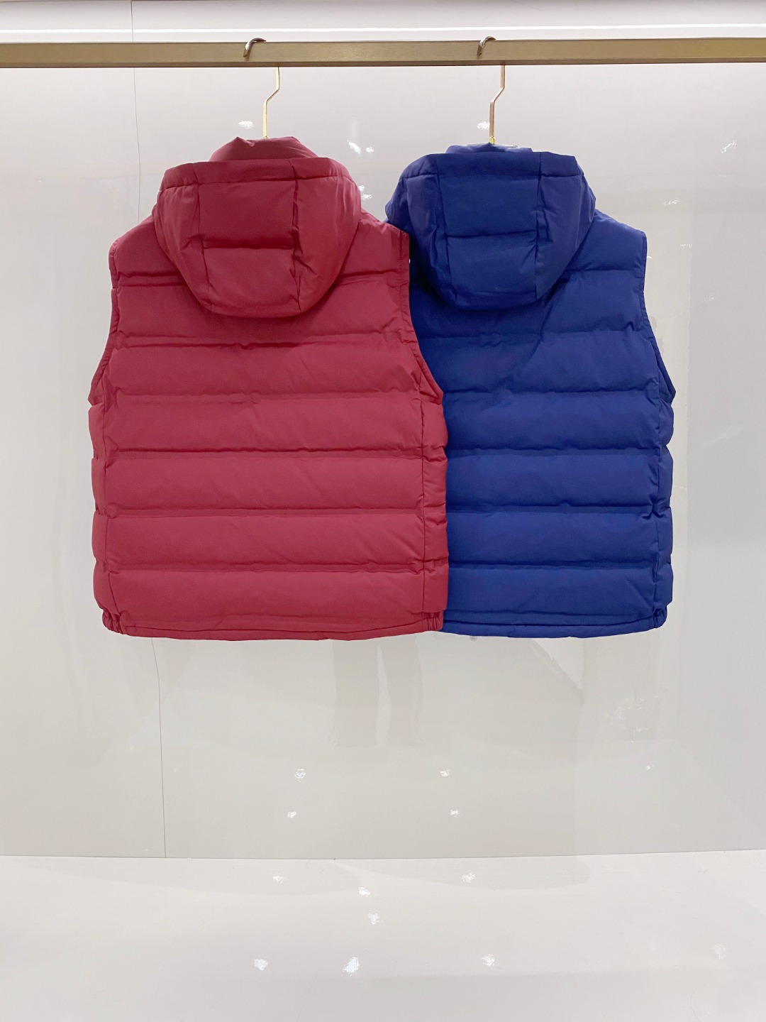 25秋冬新品发布，BC新款羽绒马甲出货，帽子可完全拆卸成立领，所有面料及辅料原版开模订制，质感超强，码数