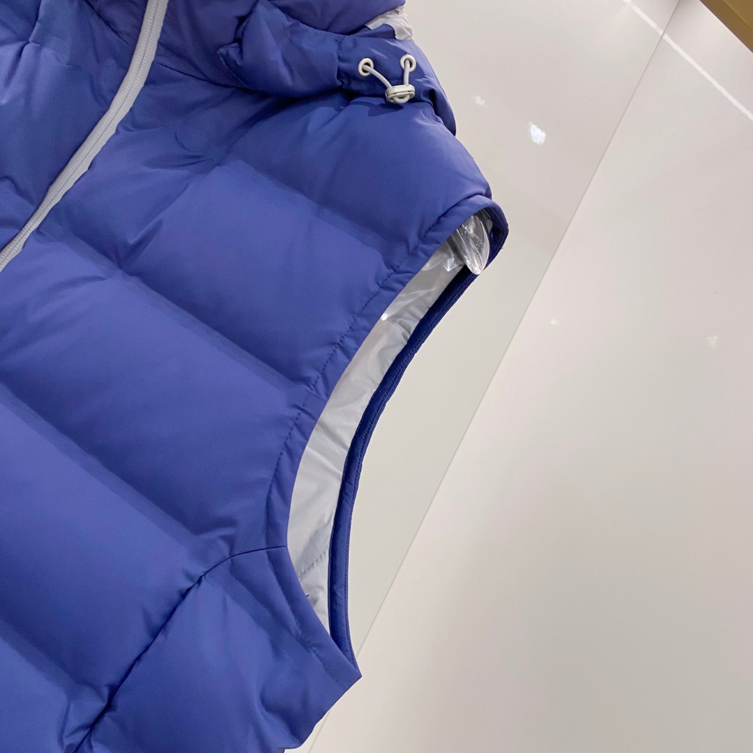 25秋冬新品发布，BC新款羽绒马甲出货，帽子可完全拆卸成立领，所有面料及辅料原版开模订制，质感超强，码数