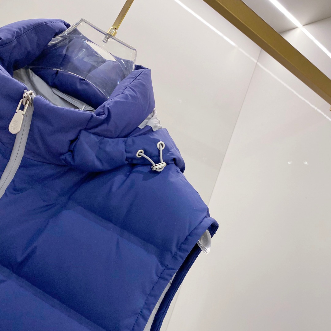 25秋冬新品发布，BC新款羽绒马甲出货，帽子可完全拆卸成立领，所有面料及辅料原版开模订制，质感超强，码数