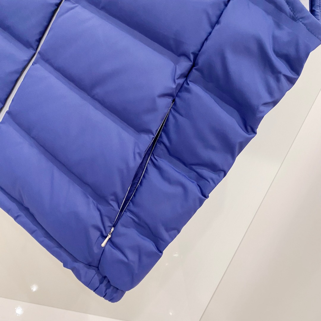 25秋冬新品发布，BC新款羽绒马甲出货，帽子可完全拆卸成立领，所有面料及辅料原版开模订制，质感超强，码数