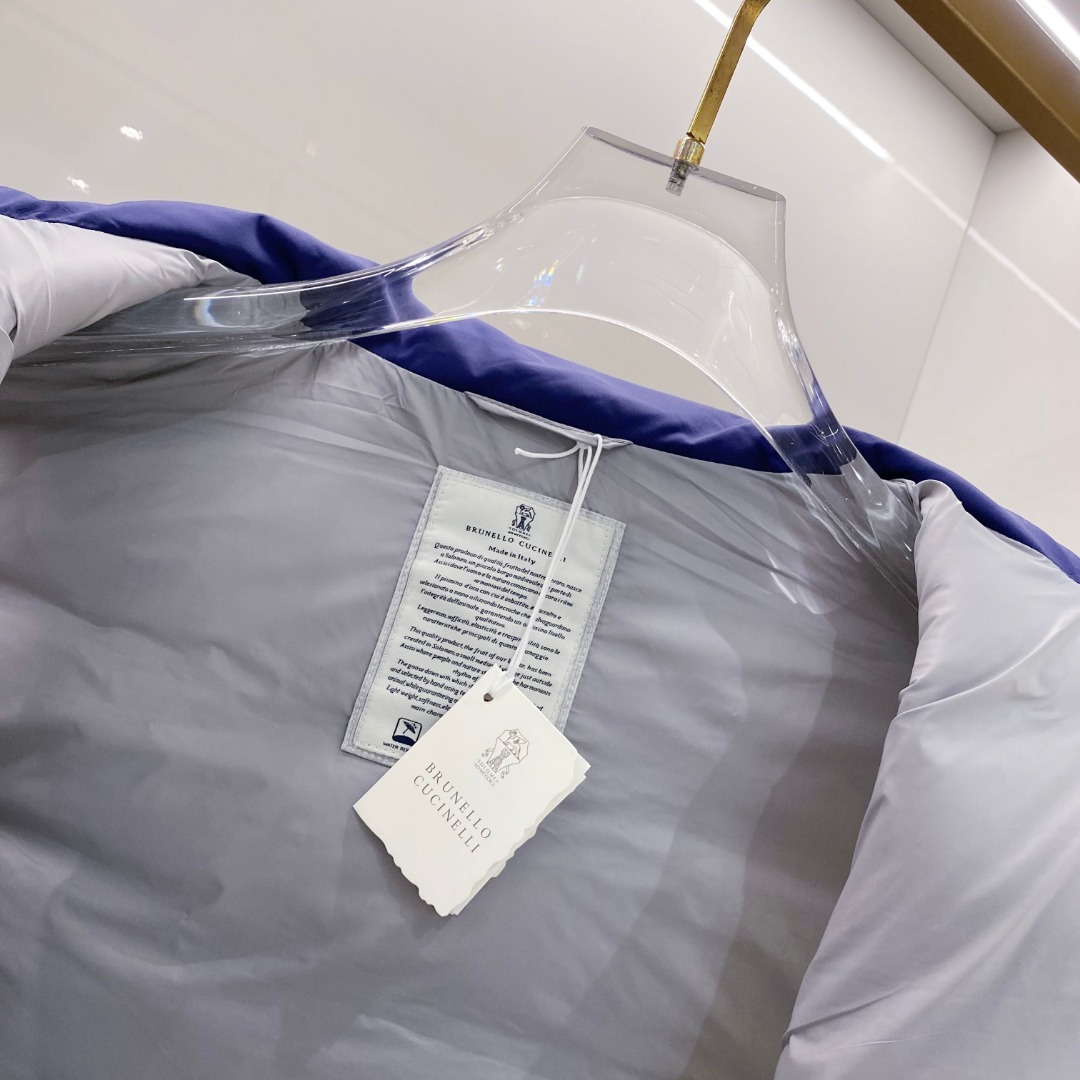 25秋冬新品发布，BC新款羽绒马甲出货，帽子可完全拆卸成立领，所有面料及辅料原版开模订制，质感超强，码数