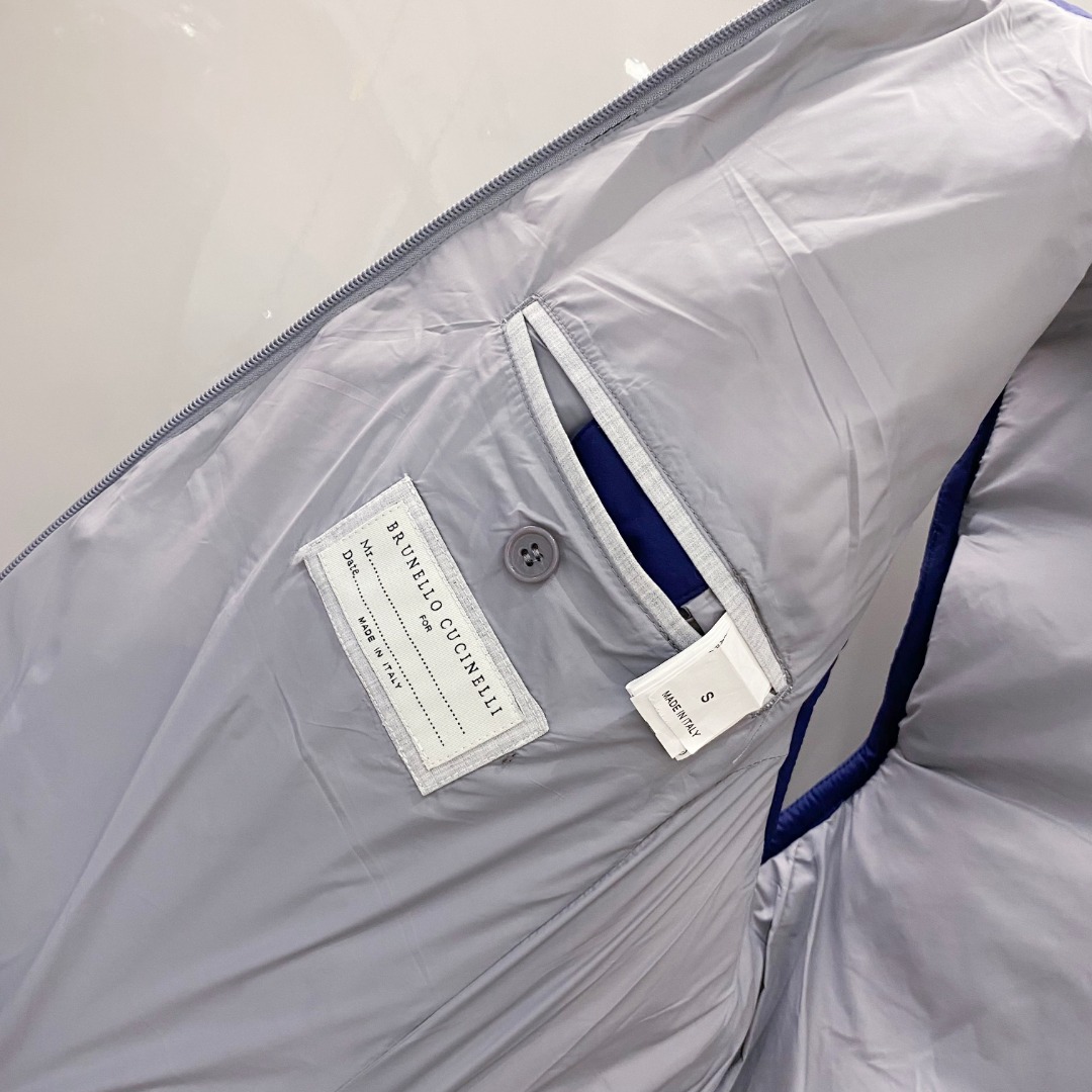 25秋冬新品发布，BC新款羽绒马甲出货，帽子可完全拆卸成立领，所有面料及辅料原版开模订制，质感超强，码数