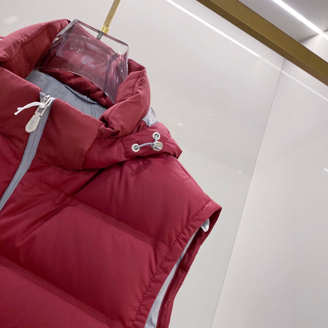 25秋冬新品发布，BC新款羽绒马甲出货，帽子可完全拆卸成立领，所有面料及辅料原版开模订制，质感超强，码数