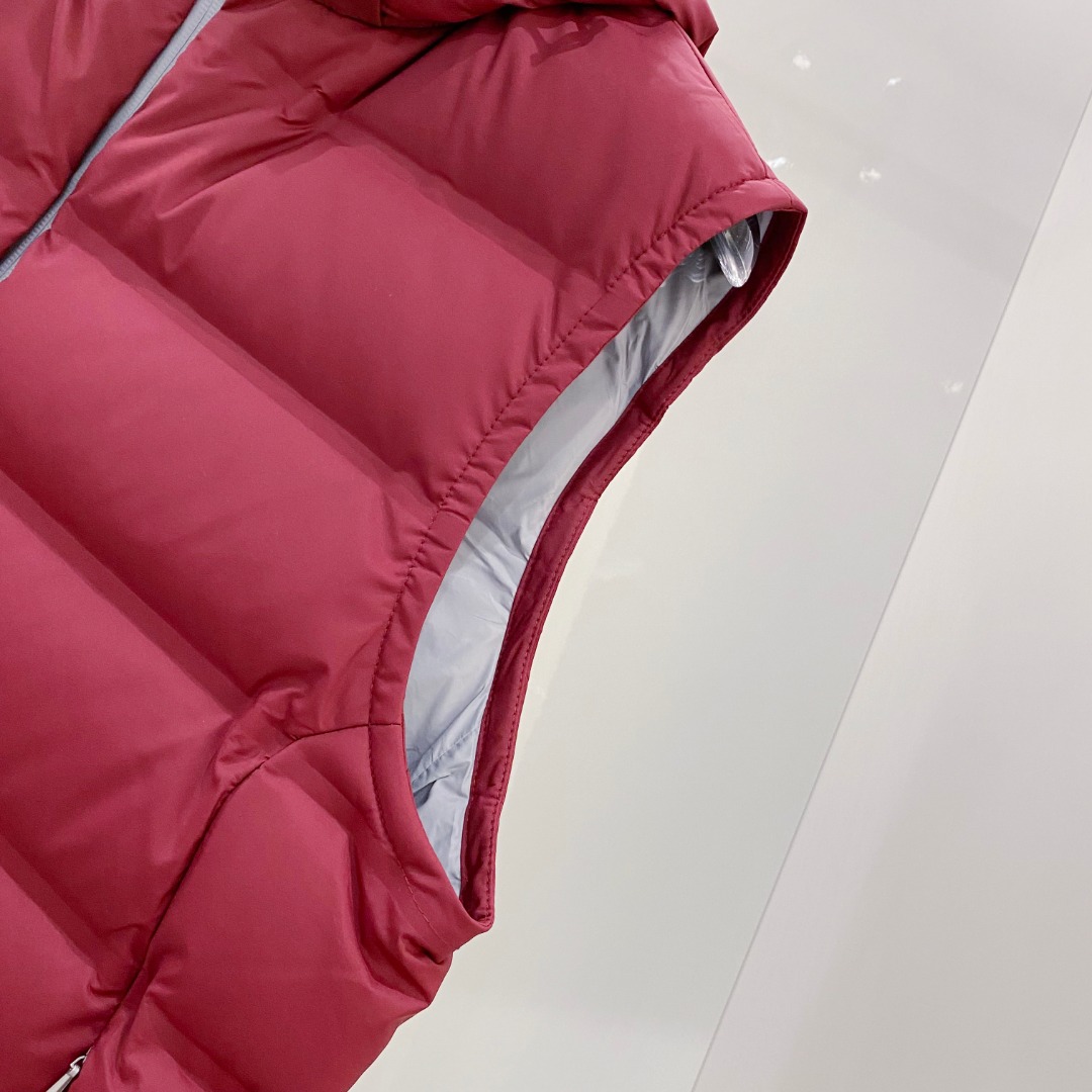 25秋冬新品发布，BC新款羽绒马甲出货，帽子可完全拆卸成立领，所有面料及辅料原版开模订制，质感超强，码数