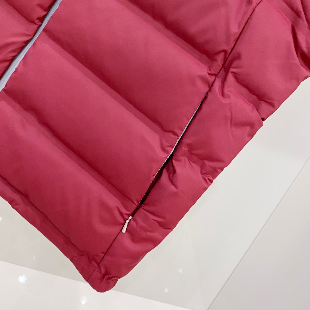 25秋冬新品发布，BC新款羽绒马甲出货，帽子可完全拆卸成立领，所有面料及辅料原版开模订制，质感超强，码数