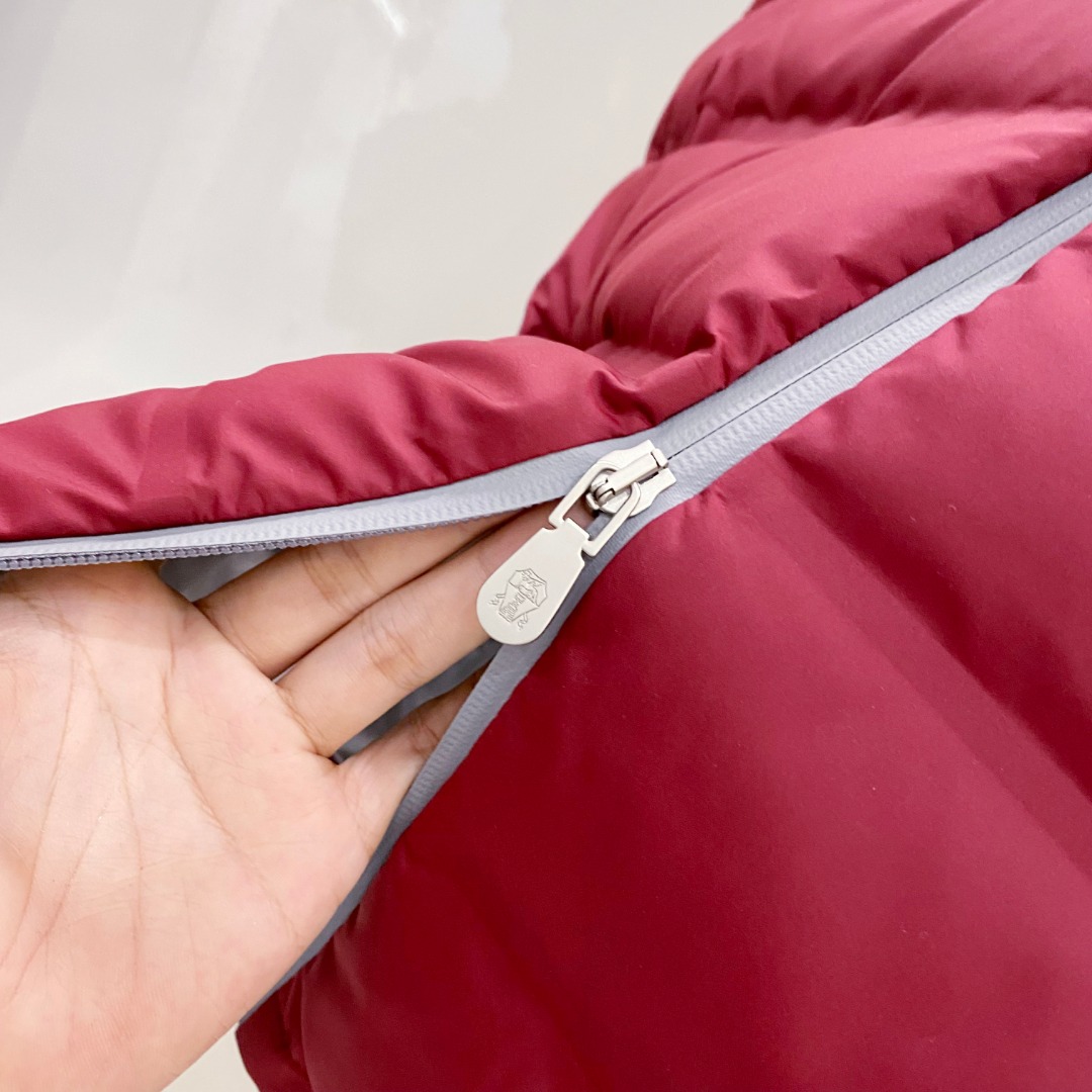 25秋冬新品发布，BC新款羽绒马甲出货，帽子可完全拆卸成立领，所有面料及辅料原版开模订制，质感超强，码数