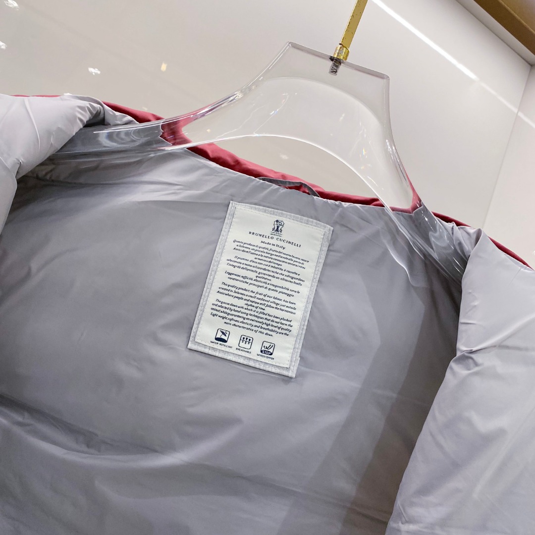 25秋冬新品发布，BC新款羽绒马甲出货，帽子可完全拆卸成立领，所有面料及辅料原版开模订制，质感超强，码数