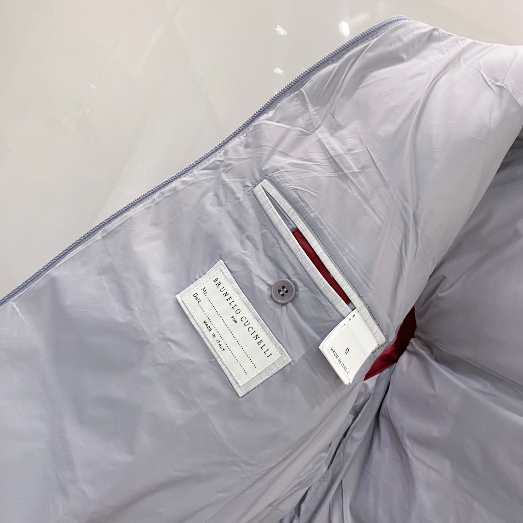 25秋冬新品发布，BC新款羽绒马甲出货，帽子可完全拆卸成立领，所有面料及辅料原版开模订制，质感超强，码数