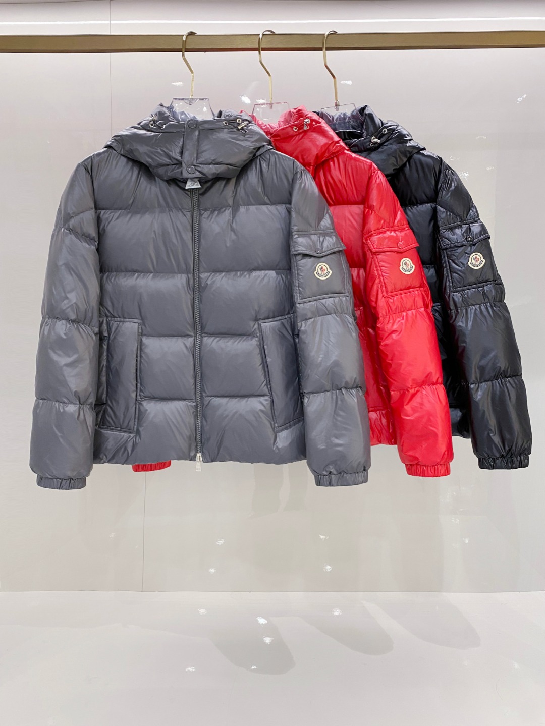 Moncler 蒙口2025秋冬新品发布，蒙口最新款亮光羽绒出货，柜上同步，面料及辅料全部订制，帽子可脱