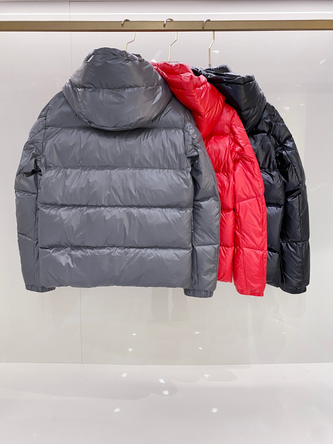 Moncler 蒙口2025秋冬新品发布，蒙口最新款亮光羽绒出货，柜上同步，面料及辅料全部订制，帽子可脱