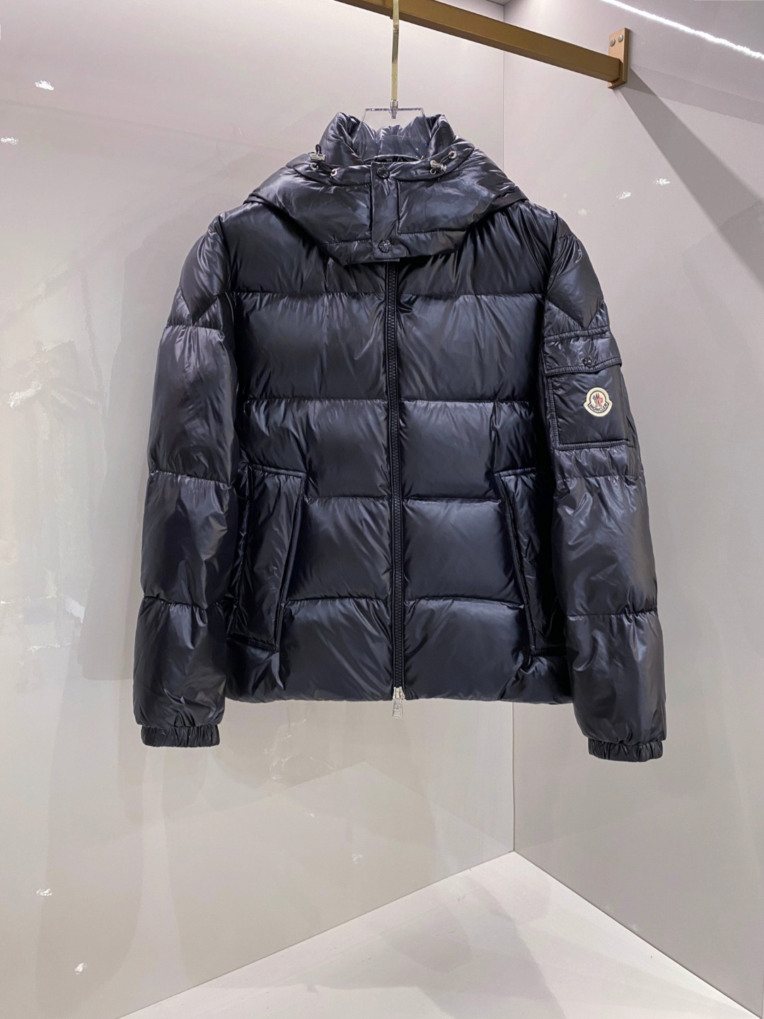 Moncler 蒙口2025秋冬新品发布，蒙口最新款亮光羽绒出货，柜上同步，面料及辅料全部订制，帽子可脱