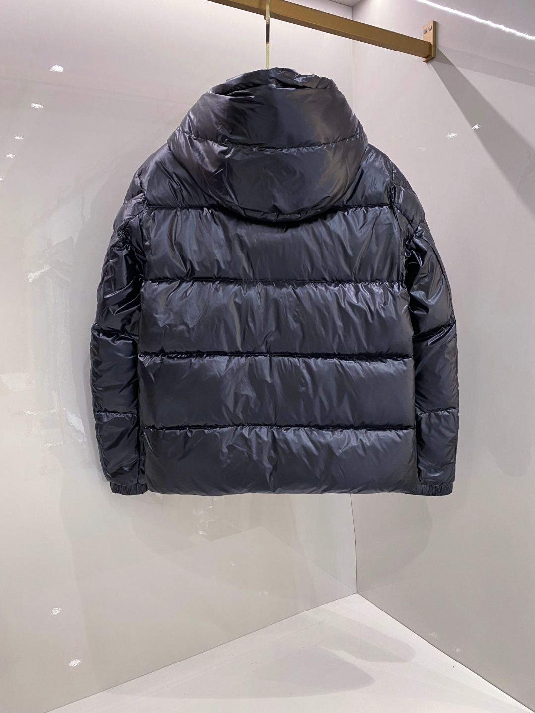 Moncler 蒙口2025秋冬新品发布，蒙口最新款亮光羽绒出货，柜上同步，面料及辅料全部订制，帽子可脱