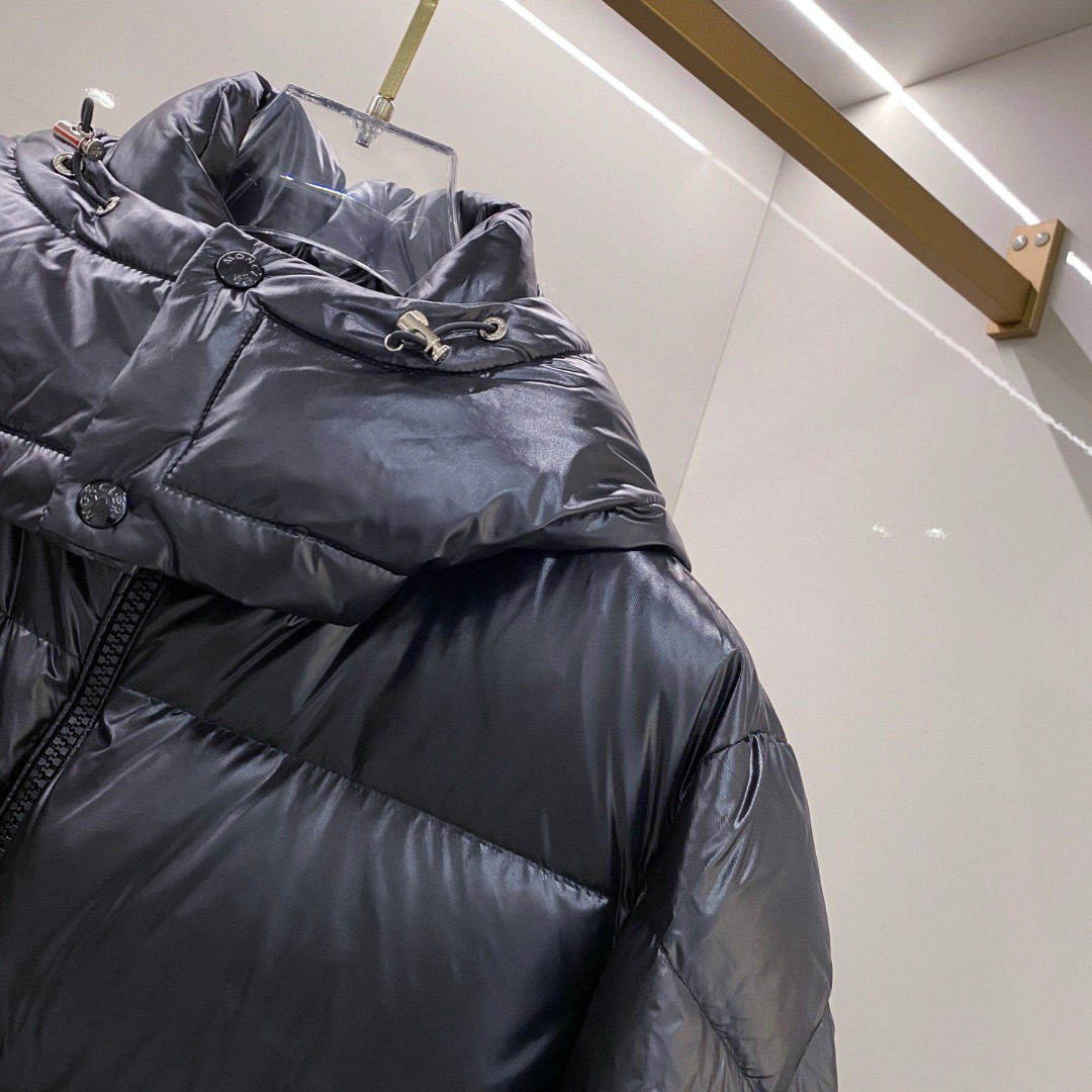 Moncler 蒙口2025秋冬新品发布，蒙口最新款亮光羽绒出货，柜上同步，面料及辅料全部订制，帽子可脱