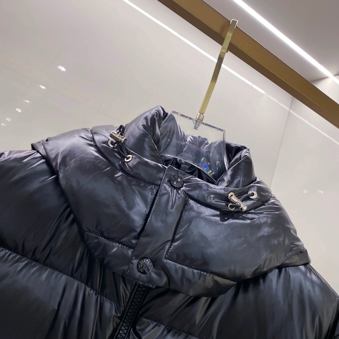 Moncler 蒙口2025秋冬新品发布，蒙口最新款亮光羽绒出货，柜上同步，面料及辅料全部订制，帽子可脱