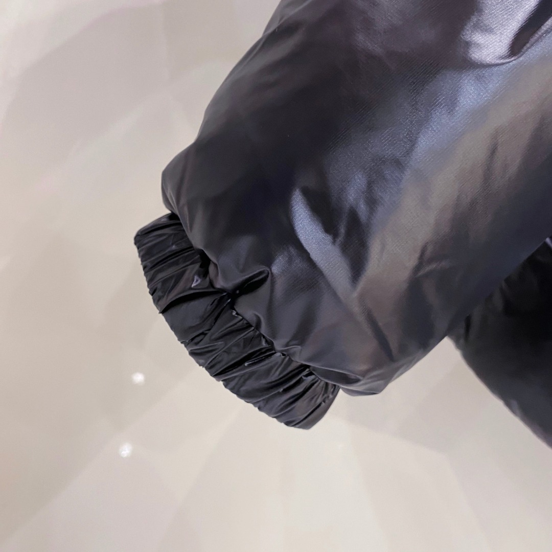 Moncler 蒙口2025秋冬新品发布，蒙口最新款亮光羽绒出货，柜上同步，面料及辅料全部订制，帽子可脱